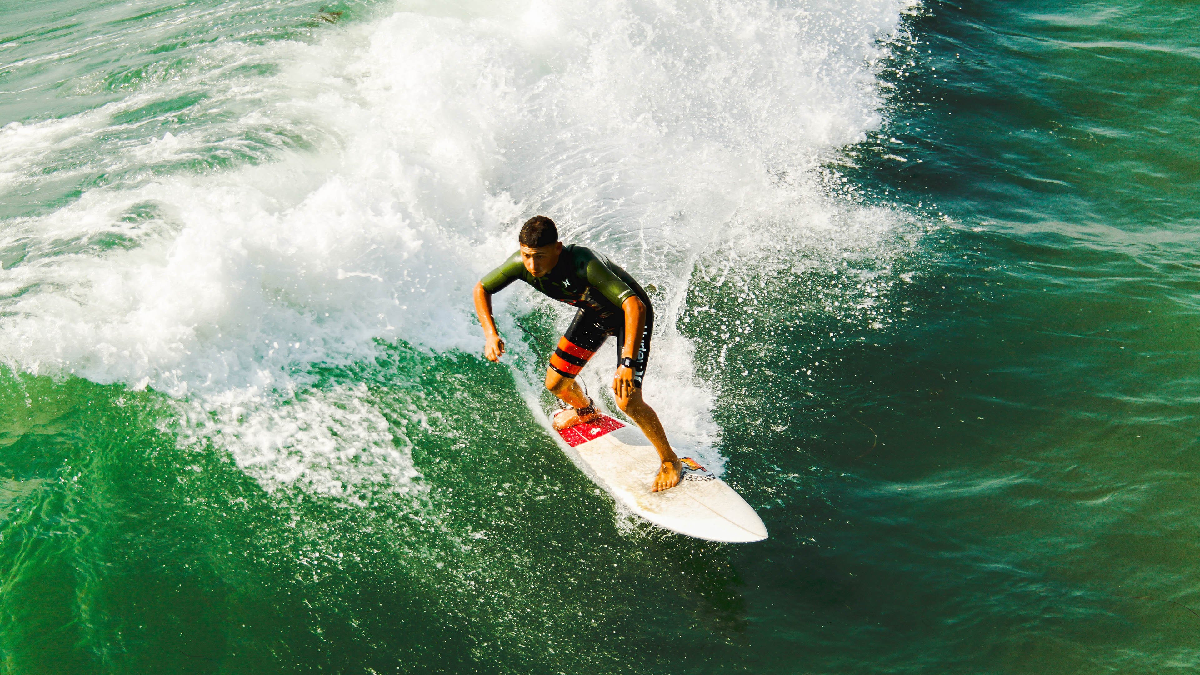 切尔西主场氛围热烈，球迷助威震场，切尔西足球队比赛