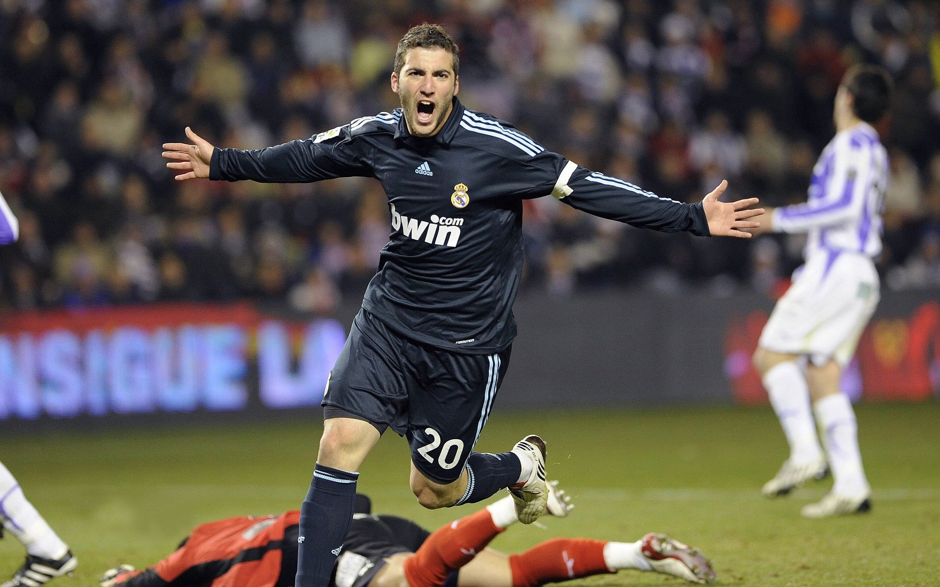 “费尔南多·比亚尔巴的传球与踢球技巧,助力美洲狮队突破瓶颈”